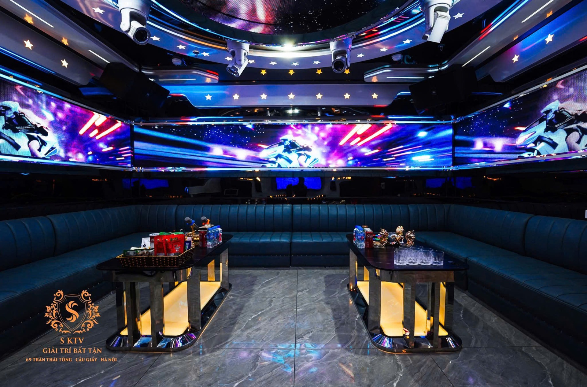 Phòng karaoke S KTV với màn hình LED và bàn tiệc